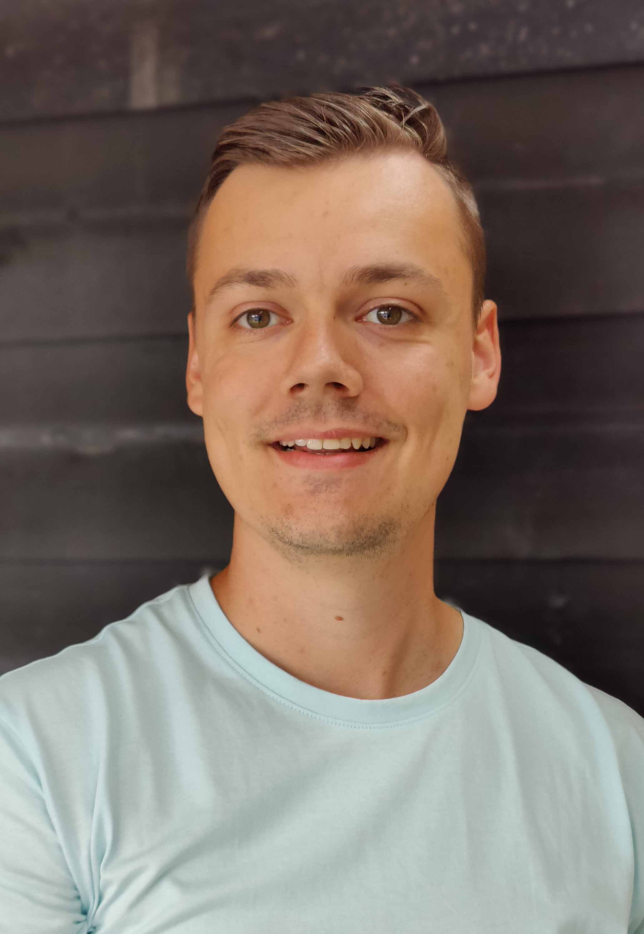 Dennis Moes lachend