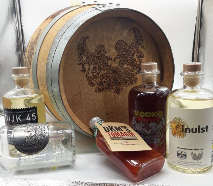 Houten vat en flessen drank