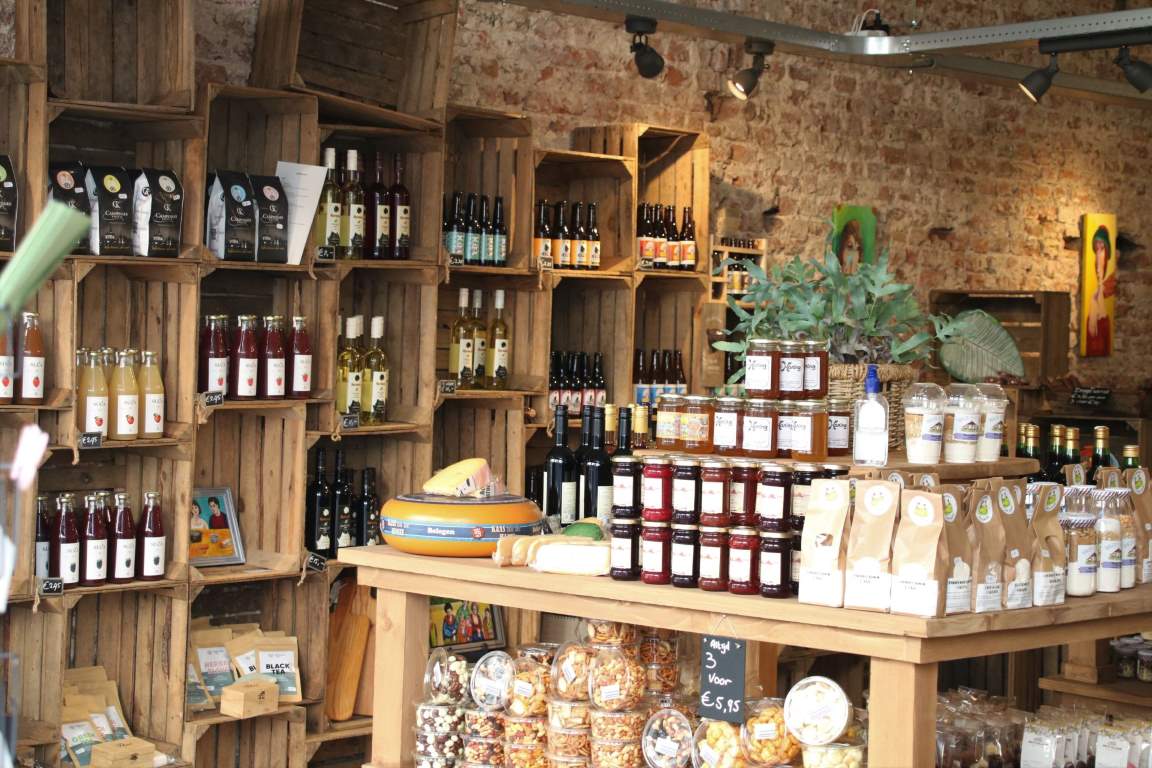 Winkel met wijn, kaas, bier, etc.
