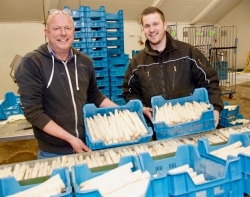 Gert en Edwin met asperges.jpeg