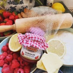jam en zo aardbei jam streekproduct thuisbakker high tea tapla net5 thessa tessa tv programma bakken bakker fruit taart cake.jpg
