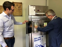 Burgemeester Don Bijl tapt de melk.jpg