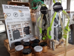 kerstcadeau sintcadeau cadeau proefpakket pindakaas de pindakaaswinkel 10 smaken de leentjeshoeve boerderijwinkel horssen (1).jpg