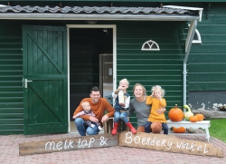 Gezin bij winkel.JPG