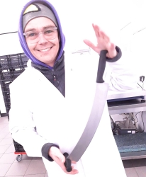 Thijs als meester-kaassnijder.jpg