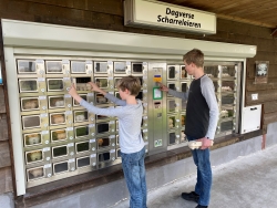 foto eierautomaat met kids 2021.jpg