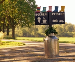 melkbus aan de straat bij Boeren Pitstop_2.jpg