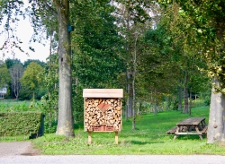 Bijenhotel nestkast picknicktafel.jpeg