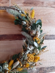 workshop creatief diy pakket jamenzo workshops groendecoratie bloemen enzo bloemschikken close up geel droogbloemen ring.JPG